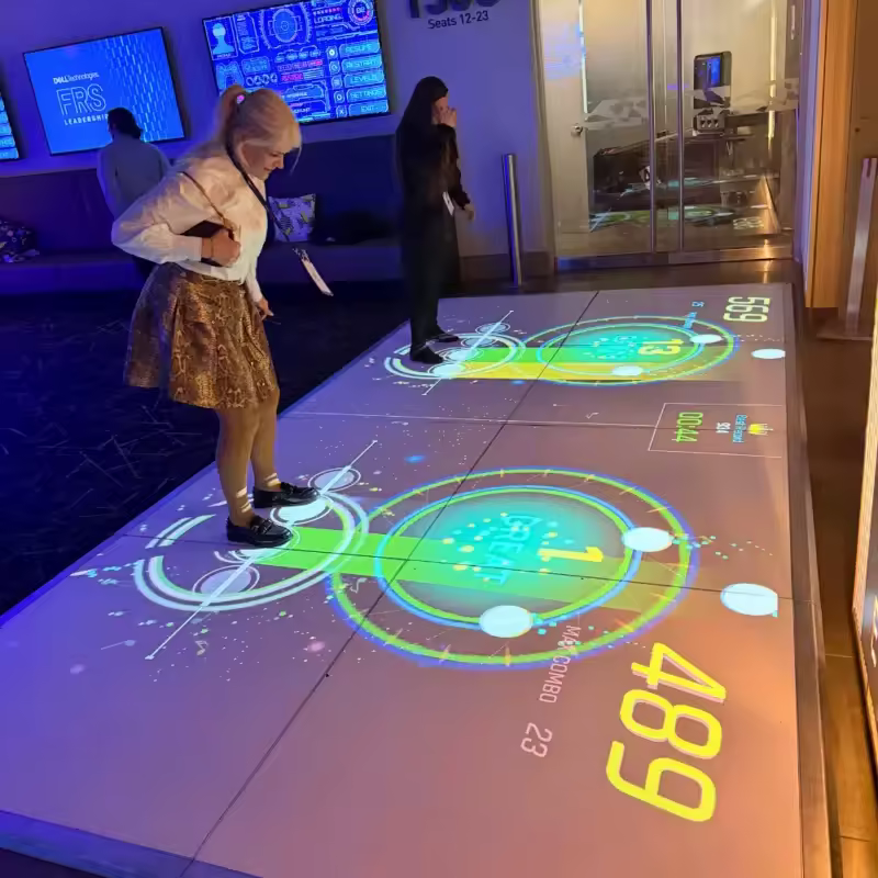 Pavimento interattivo AR con giochi multisport AI